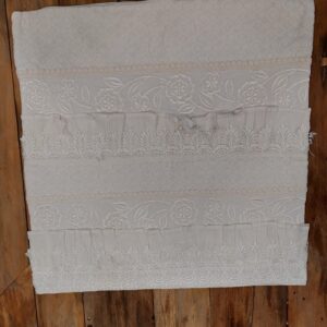 כריות לבן רקום עם קרושה (מלאי 16 יחידות)