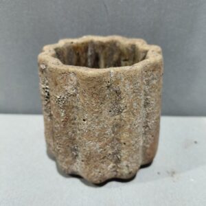 עציץ חום פסים S (מלאי 108)(מיקום C15ג)